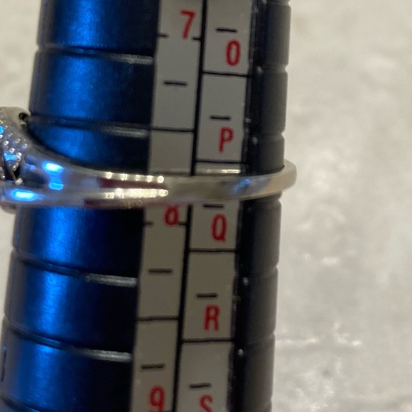 10K White Gold Diamond Ring with Interlocking Design - Picture 6 of 6